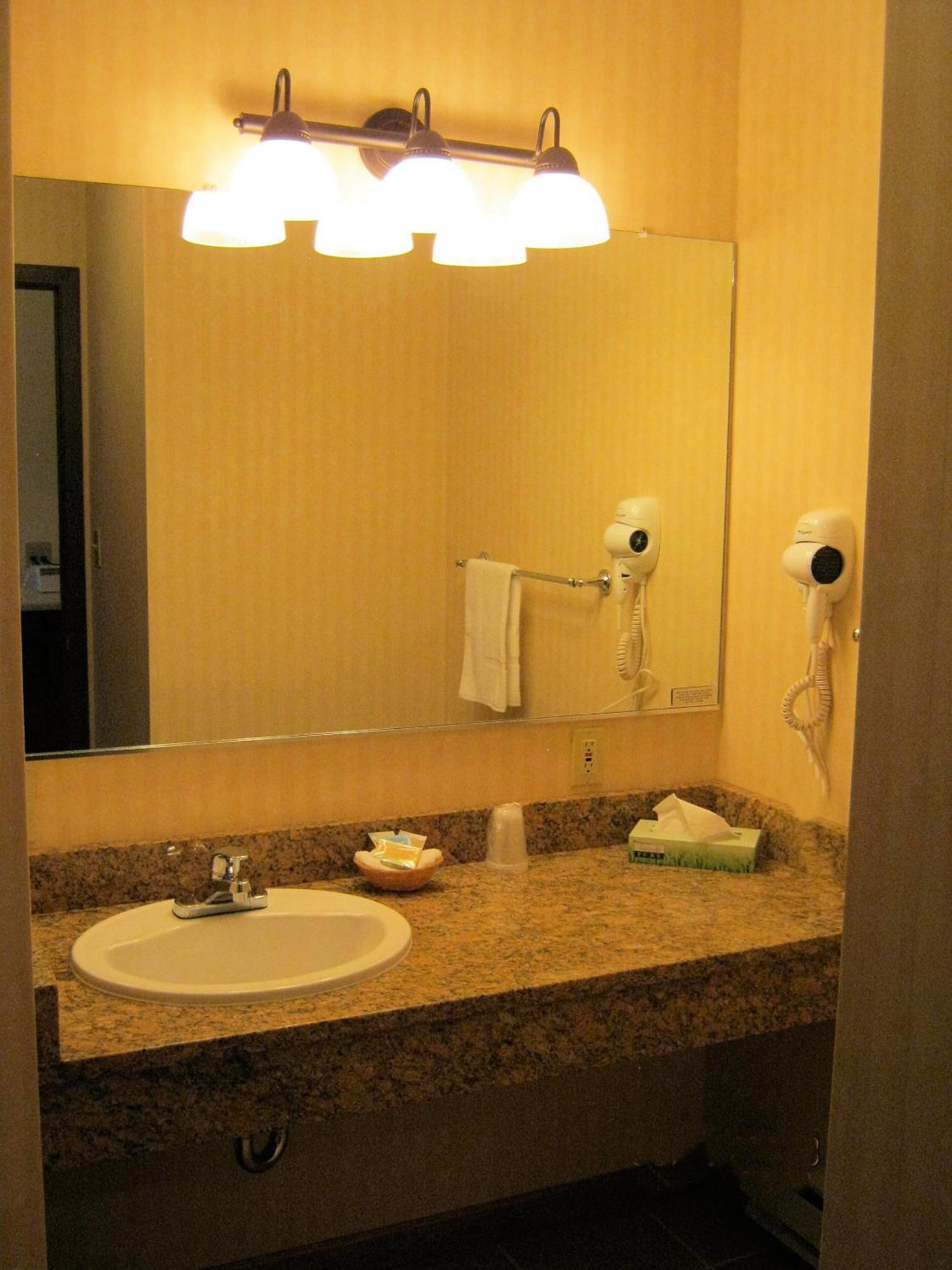 Stagecoach Inn & Suites