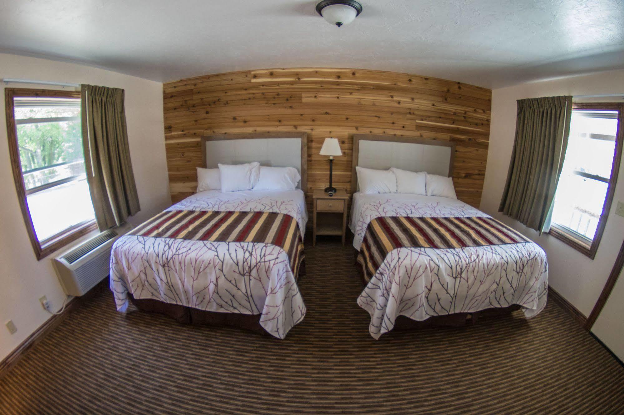 Stagecoach Inn & Suites
