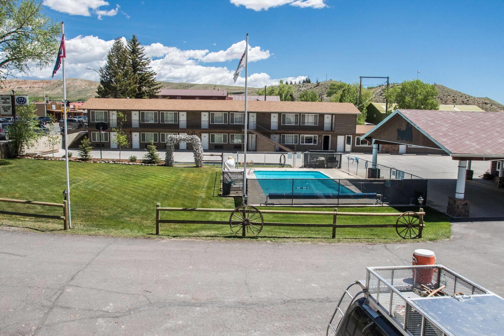 Stagecoach Inn & Suites 2*